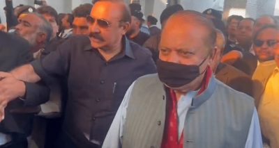 سابق وزیر اعظم نواز شریف اپنی لیگل ٹیم کے ہمراہ پیش ہوئے۔ فائل فوٹو