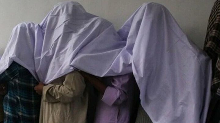 پولیس نے گوٹھ مزاری کے علاقہ میں ایک گھر پر کارروائی کی، فائل فوٹو