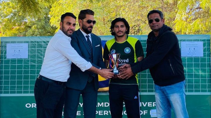 فاتح ٹیم کے کھلاڑی کو ٹرافی دی جا رہی ہے۔