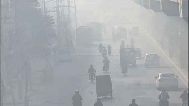پہلی مرتبہ مصنوعی بارش برسانے کا تجربہ کیا گیا جس سے بہتر اثرات سامنے نہ آسکے۔فائل فوٹو