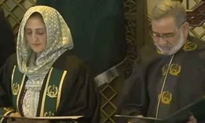 سیاست میں منافقت کا سہارا لینے والے کبھی سرخرو نہیں ہوسکتے، فائل فوٹو