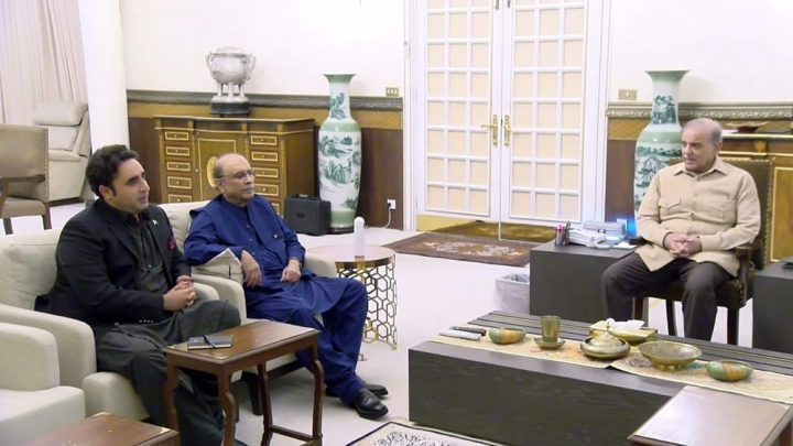 وزیراعظم نے صدر مملکت کو حالیہ دورہِ چین کے بارے میں بھی آگاہ کیا، فائل فوٹو