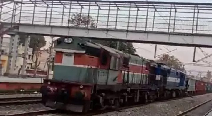 ٹرین تقریباً 100 کلومیٹر فی گھنٹہ کی رفتار سے دوڑتی رہی، فائل فوٹو