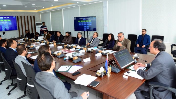 چیئرمین ایف بی آر نے ایف بی آر ٹیم کی جانب سے وزیرخزانہ کا پرتپاک استقبال کیا ، فائل فوٹو