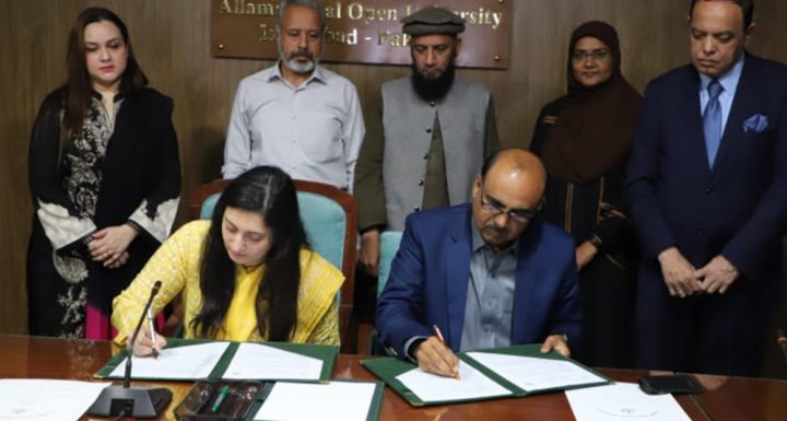 علامہ اقبال اوپن یونیورسٹی میں ڈاکتر ثانیہ اور ڈاکٹر اجمل مفاہمت کی یادداشت پر دستخط کر رہے ہیں 