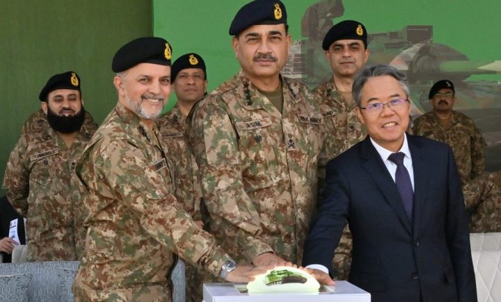 آرمی چیف نے ہیوی انڈسٹریل کمپلیکس کے اندر دیگر مینوفیکچرنگ سہولیات کا بھی دورہ کیا،فوٹو آئی ایس پی آر