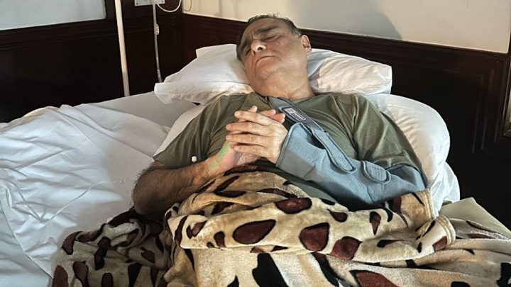 انہیں بائیں کندھے میں شدید تکلیف اور نقاہت ہے، فائل فوٹو