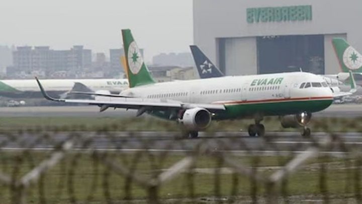 طیارے کی ہنگامی لینڈنگ کے بعد مسافرکو اسپتال منتقل کردیا گیا، فائل فوٹو