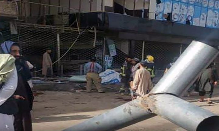 دھماکے کے وقت سرکاری ملازمین تنخواہ وصولیوں کےلیے بینک کے سامنے جمع تھے، فائل فوٹو