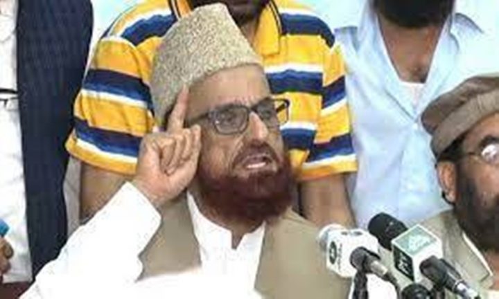 ملک کی بحری، بری اور فضائی فوج کو سلام پیش کرتے ہیں، فائل فوٹو