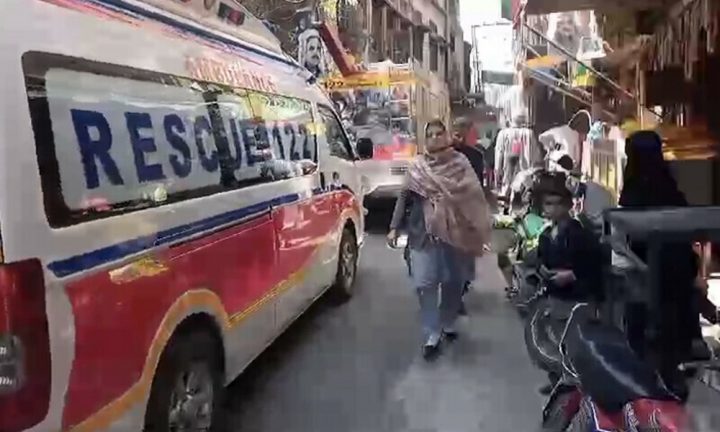 آتشزدگی کے دوران بچوں کی ماں بھی جھلس گئی۔ فائل فوٹو