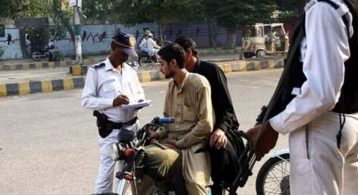  اہلکاروں کے ڈیوٹی سے غائب رہنے کے باعث بدترین ٹریفک جام معمول بننے لگا، فائل فوٹو