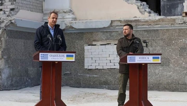 یوکرین کے صدر وولودیمیر زیلنسکی یونان کے وزیراعظم کیریا کوس میتسوتاکسن کا استقبال کرنے جا رہے تھے، فائل فوٹو