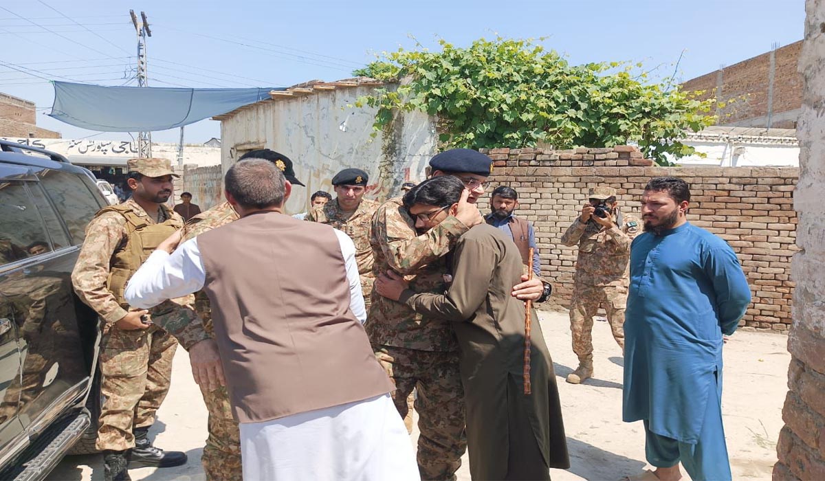 Arrival of senior commanders at the homes of Shaheed Customs officials