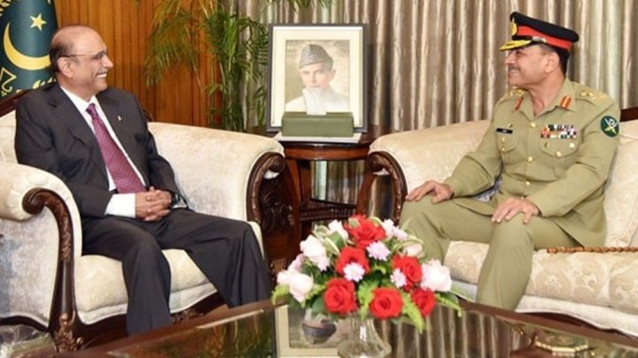 چیف آف آرمی اسٹاف نے صدر مملکت کو پاکستان کے صدر اور مسلح افواج کے کمانڈر کا عہدہ سنبھالنے پر مبارکباد دی، فائل فوٹو