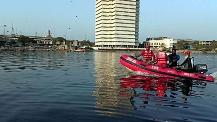  پل کے اطراف لگی بیشتر حفاظتی آہنی چادریں نشئی افراد نکال چکے ہیں، فائل فوٹو