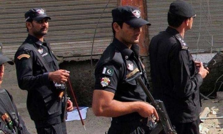 پولیس نے قانونی کارروائی کے بعد بچی کو والدین کے حوالے کردیا، فائل فوٹوو