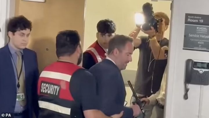 سیکیورٹی پر مامور اہلکاروں کی جانب سے دھکا دیتے ہوئے تقریب سے باہر نکالا گیا، فائل فوٹو 