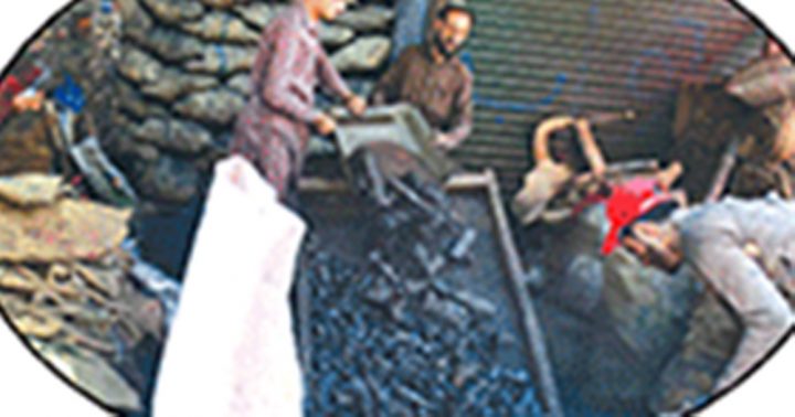  سیاہ رنگ پھیر کر گیلی لکڑی بھی کوئلے کے نام پر بیچی جارہی ہے، فائل فوٹو