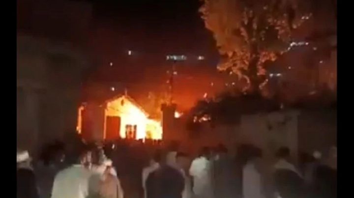  تھانے پر مشتعل مظاہرین کے حملے میں 8 پولیس اہلکار بھی زخمی ہوئے، فائل فوٹو