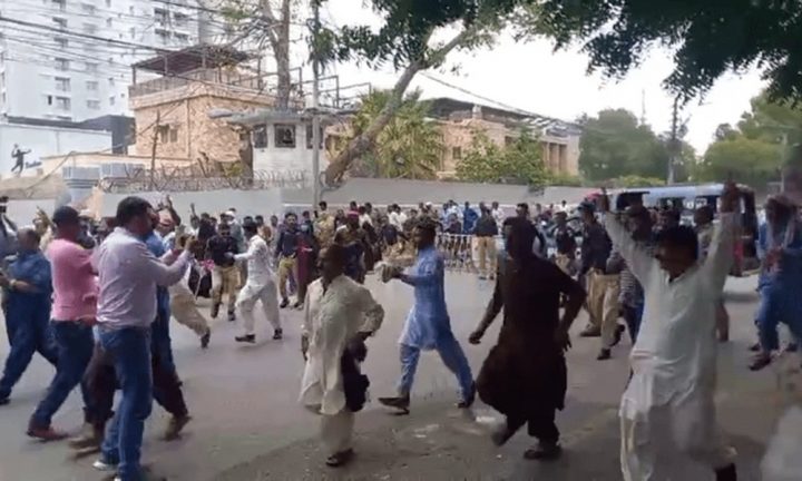 پولیس کی مظاہرین کے ساتھ ہاتھا پائی ہوئی، فائل فوٹو