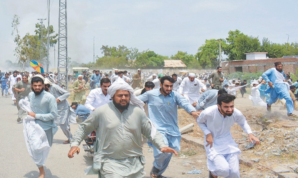 دھرنے کے شرکا نے حکومت سے بنوں سے مسلح گروہوں کہ دفاتر کے خاتمے کا مطالبہ کیا تھا، فائل فوٹو