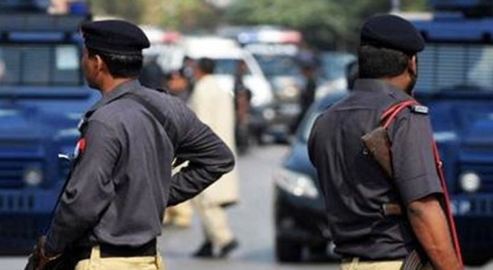پولیس نے قانونی کارروائی کے بعد بچی کو والدین کے حوالے کردیا، فائل فوٹو