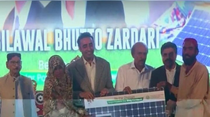 چیئرمین پی پی بلاول بھٹو زرداری نے غریبوں میں سولر سسٹم تقسیم کرکیے، فوٹو سوشل میڈیا
