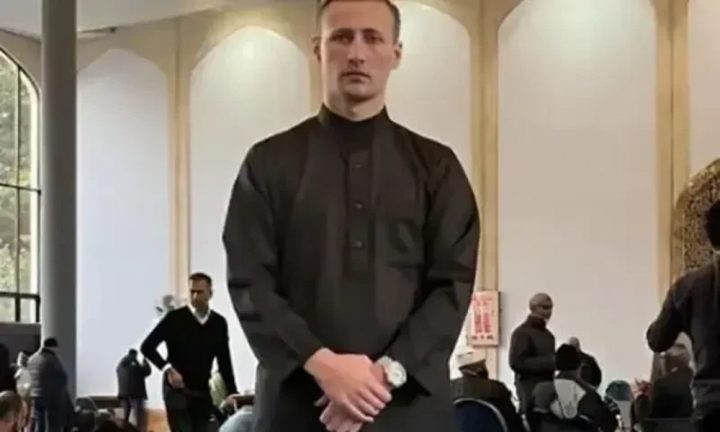 الفی بیسٹ جونیئر موبائل ہوم پارک کے معروف اداکار الفی بیسٹ سینئر کے بیٹے ہیں، جن کی مجموعی مالیت 700 ملین پاؤنڈ ہے، فائل فوٹو