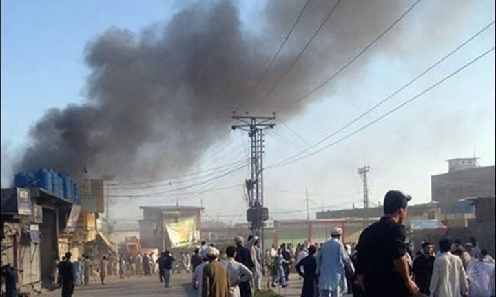 راستوں کی بندش کے باعث شہریوں کو شدید مشکلات کا سامنا ہے، فائل فوٹو