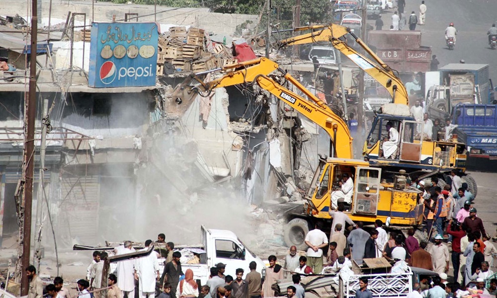  اب کے ایم سی کو نیو کراچی میں نالوں پر آباد دکانیں اور گھر گرانے کا ٹاسک ملا ہے، فائل فوٹو