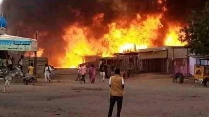 ہلاک ہونے والوں کی لاشوں اور زخمیوں کو مقامی اسپتال منتقل کیا جا رہا ہے،فوٹو بشکریہ سوشل میڈیا