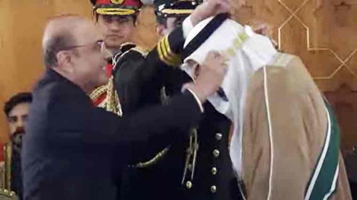 صدرآصف علی زرداری نے ولی عہد شیخ خالد بن محمد زاید النہیان کو نشان پاکستان عطا کیا، فوٹو سرکاری میڈیا