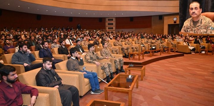 آرمی چیف جنرل سید عاصم منیر نے طلبا پر ’پاکستانیت‘ کو اپنانے کی ضرورت پر زور دیا ،فوٹو آئی ایس پی آر