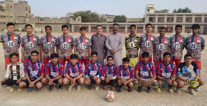 نیشنل فٹبالر شاہد علی صدیقی اور بشیر خان کا سر طارق لطفی فٹبال اکیڈمی اور شاہ فیصل یوتھ کے ہمراہ گروپ فوٹو