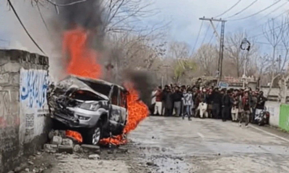 واقعے کے بعد مشتعل افراد نے گاڑی نذر آتش کر دی، فوٹو سوشل میڈیا