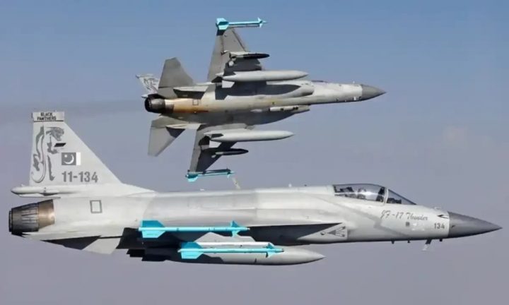 پاک فضائیہ تھنڈرز نے دوران پرواز ائیرٹو ائیر ری فیولنگ کا مظاہرہ بھی کیا، فوٹو آئی ایس پی آر