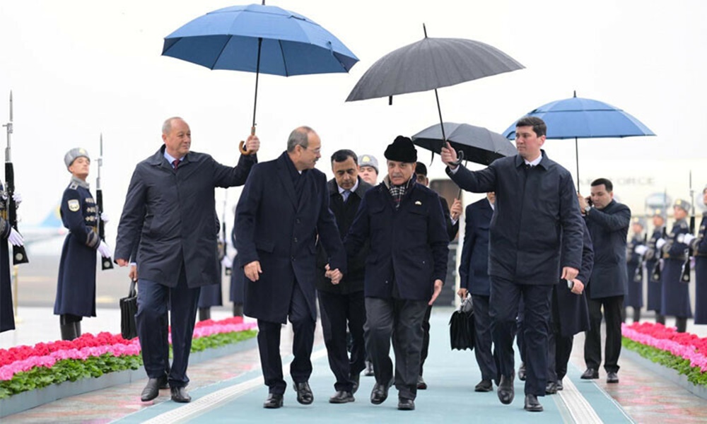 تاشقند ہوائی اڈے پر وزیرِ اعظم اور پاکستانی وفد کے استقبال کے لیے ازبک مسلح افواج کا چاک و چوبند دستہ بھی موجود تھا، فوتو سوشل میڈیا