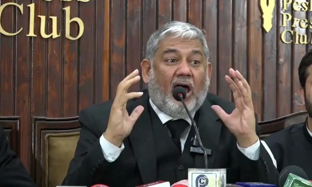 معظم بٹ کو شو کاز نوٹس بھی بھیج دیا گیا ہے، فائل فوٹو