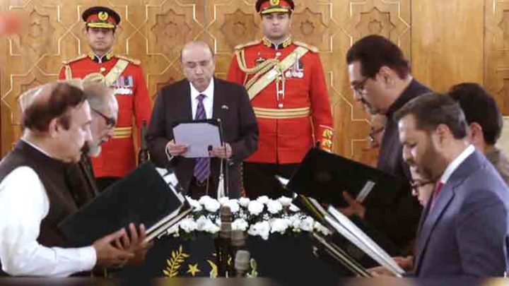 صدر مملکت آصف علی زرداری نے نئے اراکین سے حلف لیا، فوٹو سرکاری میڈیا