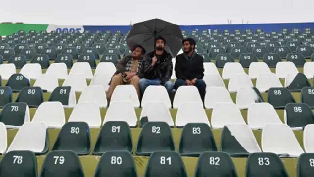 بارش کی وجہ سے پچ کو کوورز سے ڈھانپ کر رکھا گیا ہے، فائل فوٹو