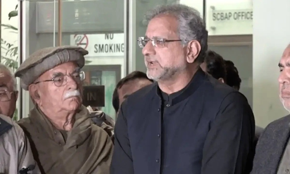 جب شاہد خاقان عباسی ہوٹل پہنچے تو انہیں ہوٹل میں داخل ہونے سے روک دیا گیا، فوٹو سوشل میڈیا