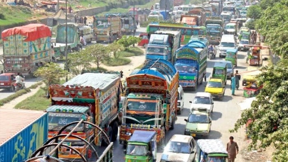 پابندی کا اطلاق ادویات، پانی اور خوردنی تیل لے جانے والی گاڑیوں پر نہیں ہو گا، فائل فوٹو
