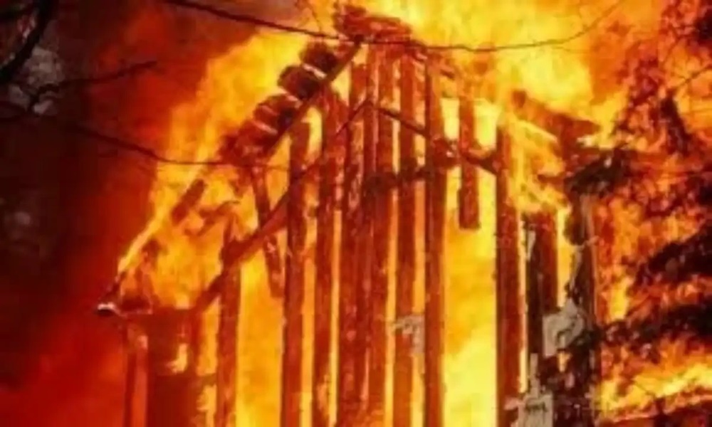 فائر بریگیڈ کے ایک درجن سے زائد گاڑیوں نے آگ بجانے کے عمل میں حصہ لیا، فائل فوٹو