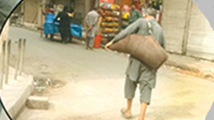 بلند و بالا عمارتوں میں مشک پہنچا کر یومیہ 1200 روپے تک دیہاڑی کما لیتے ہیں، فائل فوٹو