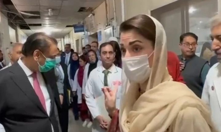 وزیراعلیٰ مریم نواز نے رک کر انتظارِ گاہ اور راستے میں کھڑے مریضوں اور لواحقین کی شکایات سنیں، فوٹو میڈیا