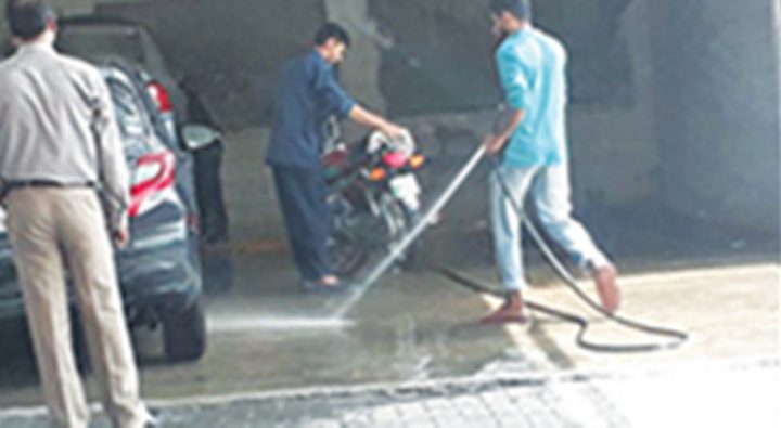  کار واش سنٹرز ایس او پیز کے تحت کھلنے چاہئیں- پابندی درست نہیں- ورکر، فائل فوٹو