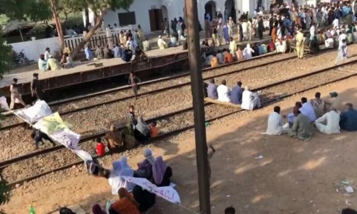 مطالبات تسلم نہ ہوئے تو ہائی وے بھی بلاک کریں گے، فوٹومیڈیا