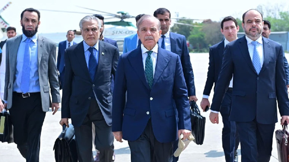 نائب وزیراعظم و وزیر خارجہ اسحاق ڈار، وفاقی وزیر اطلاعات و نشریات عطا اللہ تارڑ اور معاون خصوصی طارق فاطمیہمراہ ہیں ، فائل فوٹو