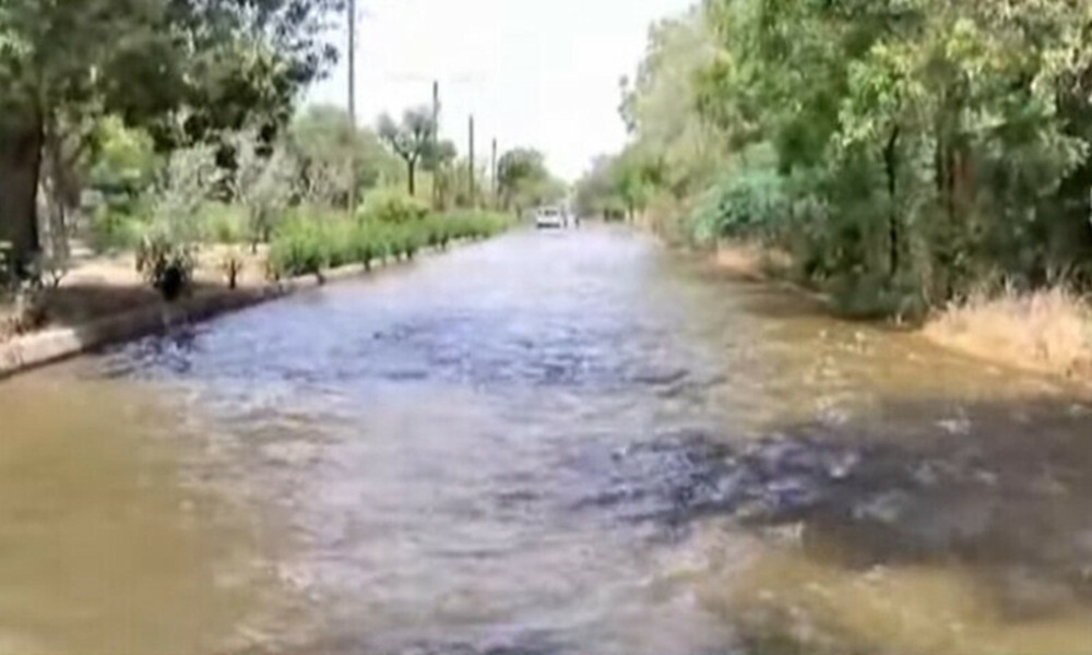 کراچی میں چوراسی انچ قطر کی پائپ لائن پھٹنے سے جامعہ کراچی کا ساٹھ فیصد علاقہ زیر آب آ گیا ، فائل فوٹو